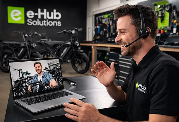Atendente da e-Hub em videochamada com um cliente, dentro da oficina